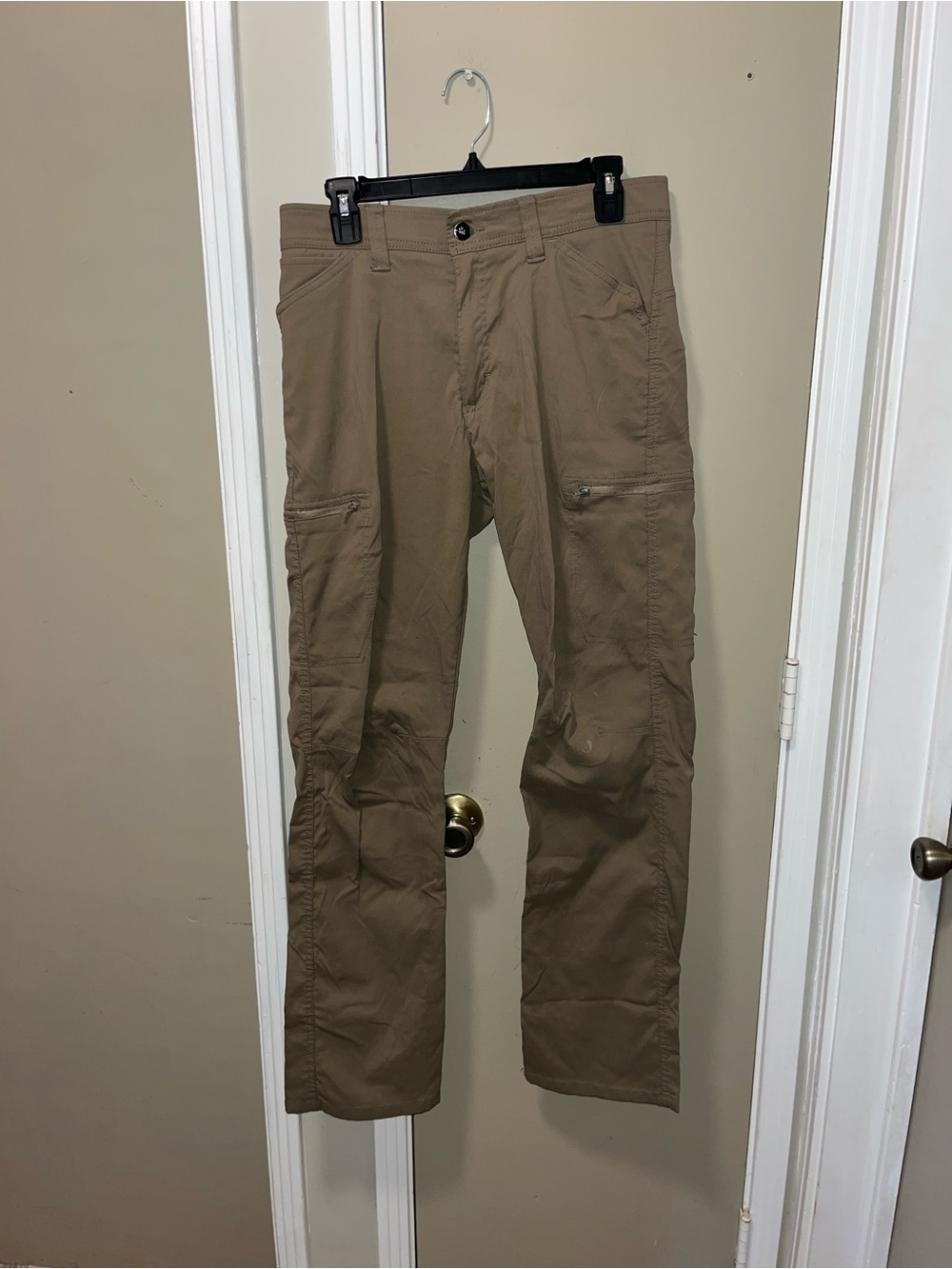 Wrangler Men's Khaki Cargo Pants with Zip Pockets